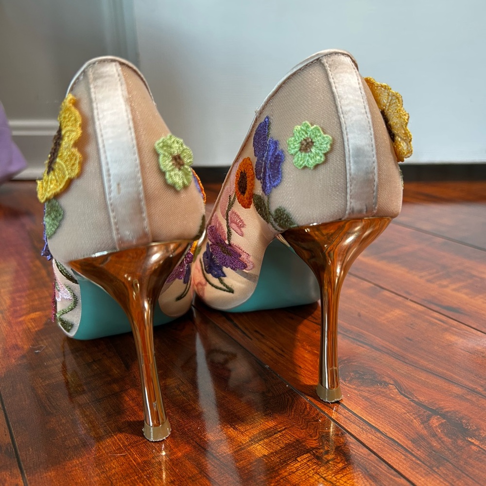 Betsey Johnson Colorful Floral Aimey Embroidered Heels Size 8.5 - Picture 3 of 8